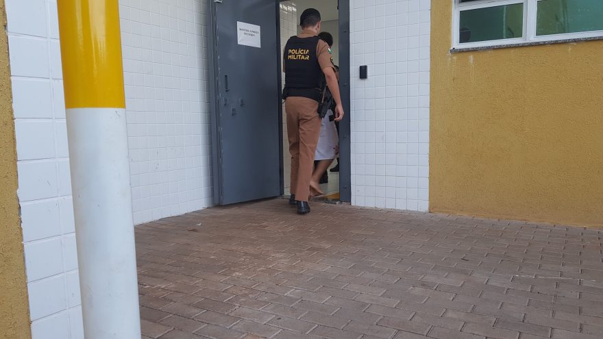Adolescente é preso após ameaçar a mãe com faca no Floresta