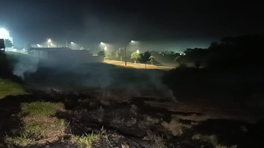 Incêndio atinge vegetação no Bairro Brasília