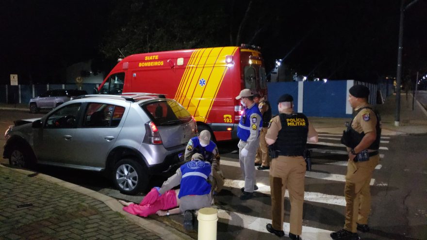 Mulher fica ferida em colisão entre Omega e Sandero no Centro