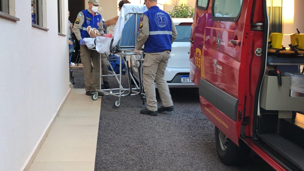 Idosa quebra o braço após cair ao ajudar em manutenção de caminhão no Universitário Idosa quebra o braço após cair ao ajudar em manutenção de caminhão no Universitário