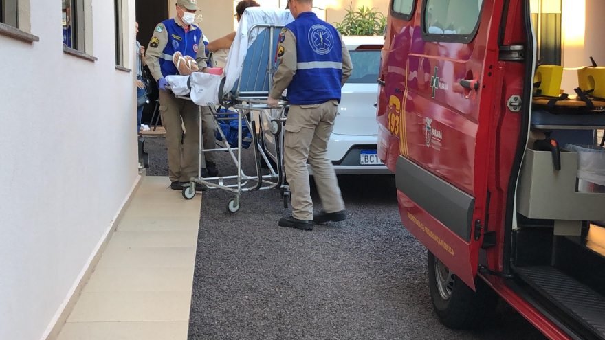 Idosa quebra o braço após cair ao ajudar em manutenção de caminhão no Universitário