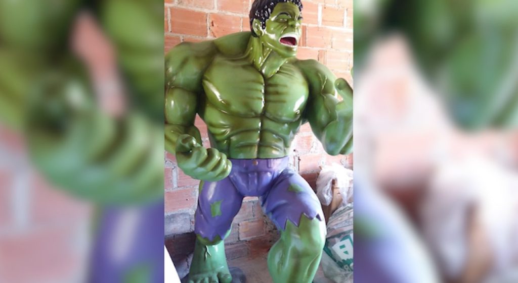 Mulher quebra boneco do Hulk de dois metros e causa prejuízo de mais de R$ 3 mil em Marechal Mulher quebra boneco do Hulk de dois metros e causa prejuízo de mais de R$ 3 mil em Marechal