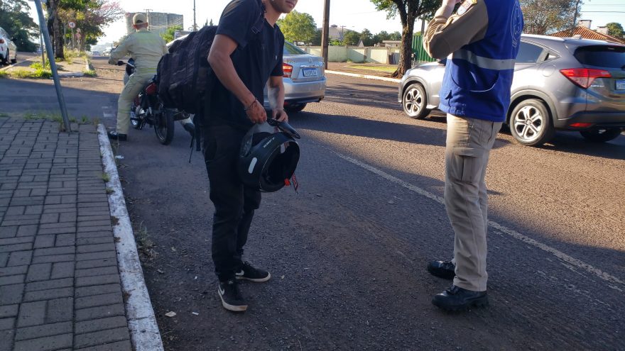 Motociclista fica ferido ao sofrer queda na Rua da Lapa, no Ciro Nardi