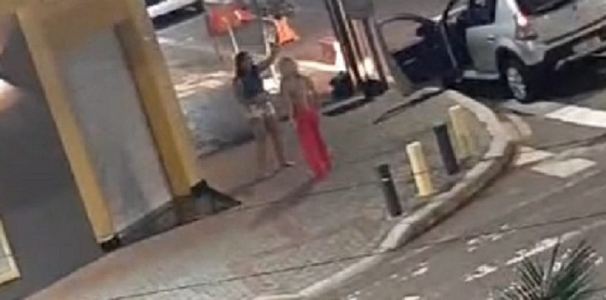 “Você é uma p***!”: Internauta flagra surto de motorista envolvida em colisão entre Omega e Sandero