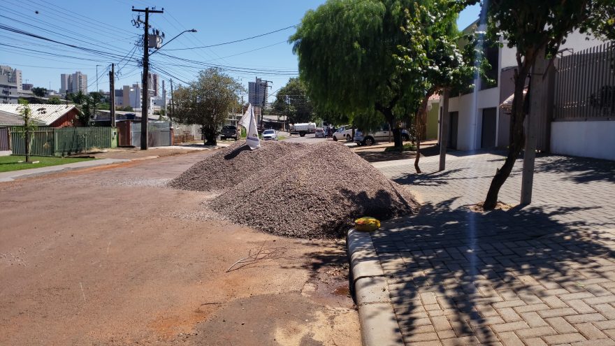 No meio do caminho tinha… dois montes de pedra