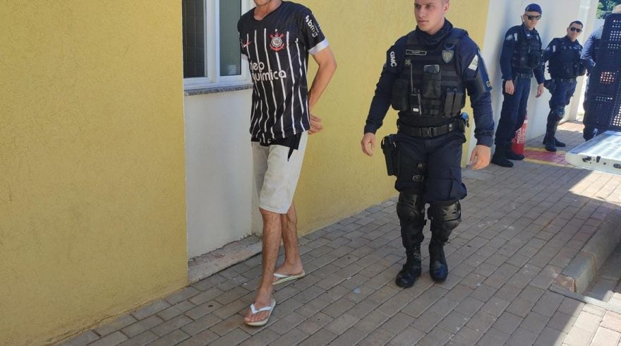 Corintiano com mandado de prisão em aberto por roubo é preso pelo GPOM