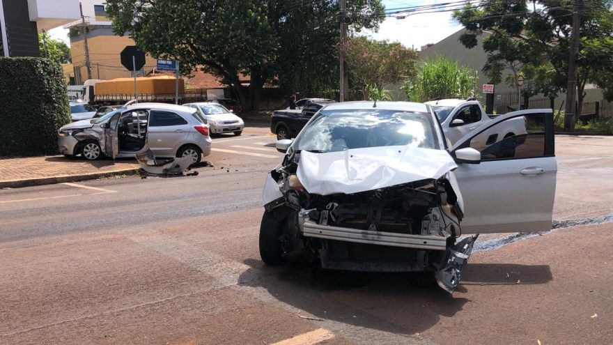 Dois veículos Ford Ka se envolvem em forte colisão no Centro de Cascavel