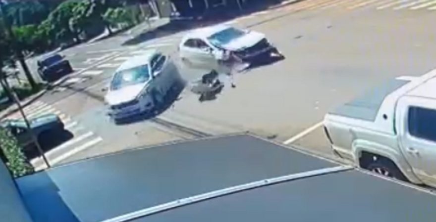 Câmeras registram forte colisão entre dois Ford Ka no Centro