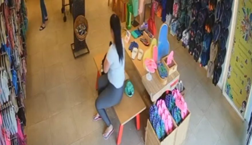 Mulher é flagrada furtando par de chinelos no Centro