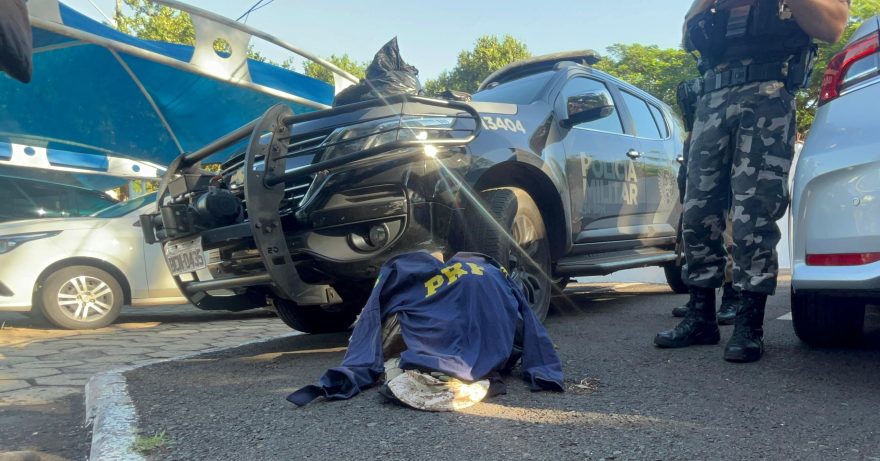 Assaltantes utilizavam uniformes da PRF e carro com giroflex para cometerem crimes em Foz