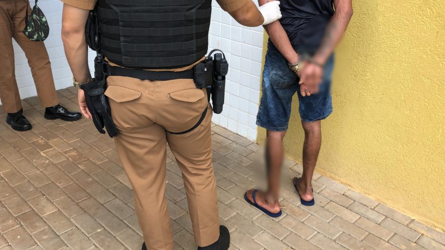 PM detém homem com drogas na Praça da Bíblia; uma menor de idade também foi apreendida