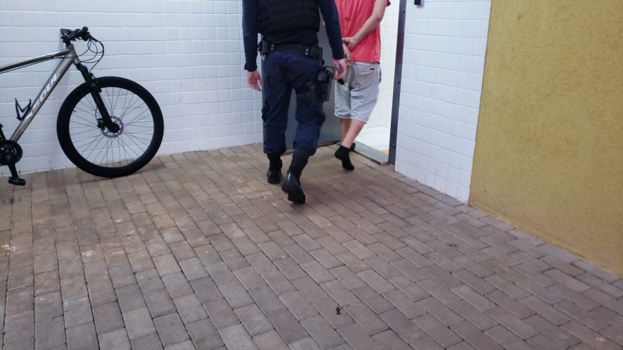 Marido é preso após agredir esposa dentro de carro em posto de combustíveis