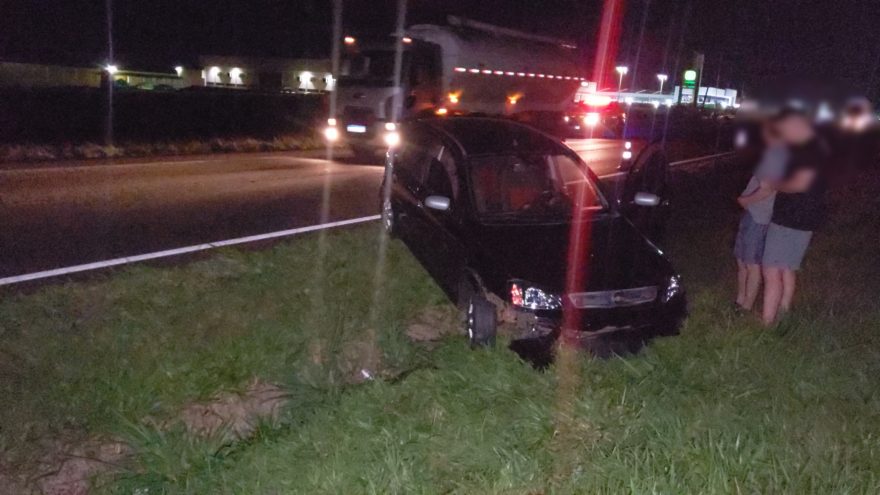 Motorista perde o controle da direção e carro sai de pista na BR-277