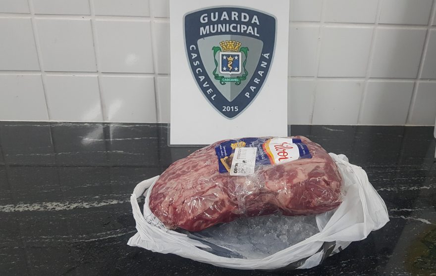Churrasco cancelado! Homem é preso após furtar peça de carne em supermercado no Centro