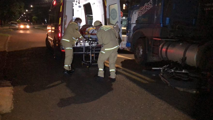 Motociclista fica ferido ao colidir contra caminhão estacionado no Santo Onofre