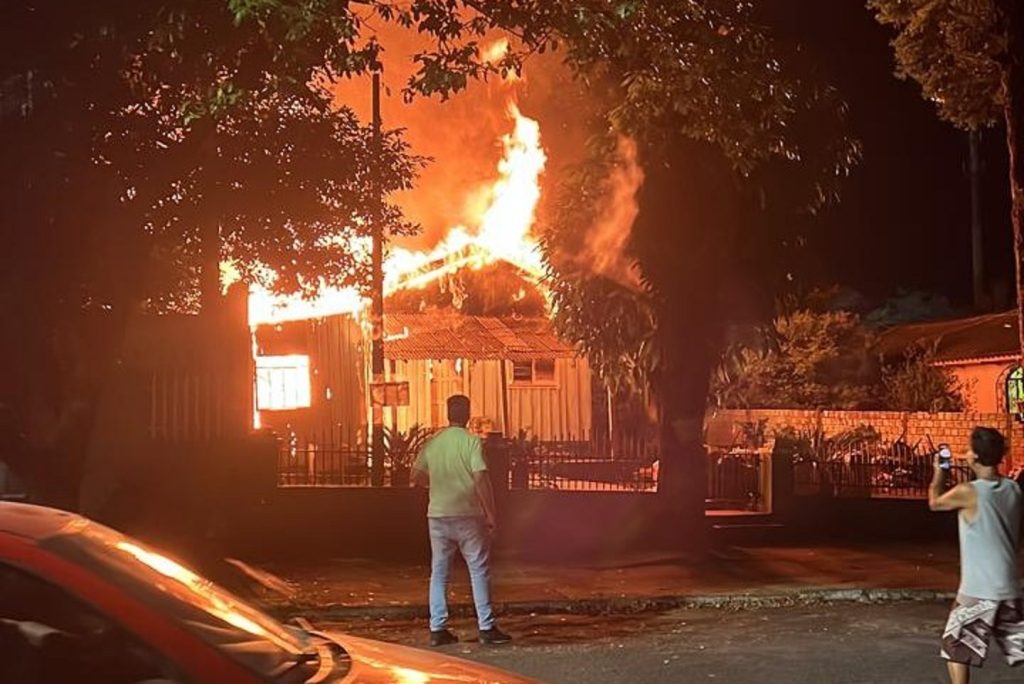Casa de madeira é consumida por incêndio no bairro Alto Alegre Casa de madeira é consumida por incêndio no bairro Alto Alegre