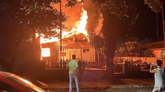 Casa de madeira é consumida por incêndio no bairro Alto Alegre