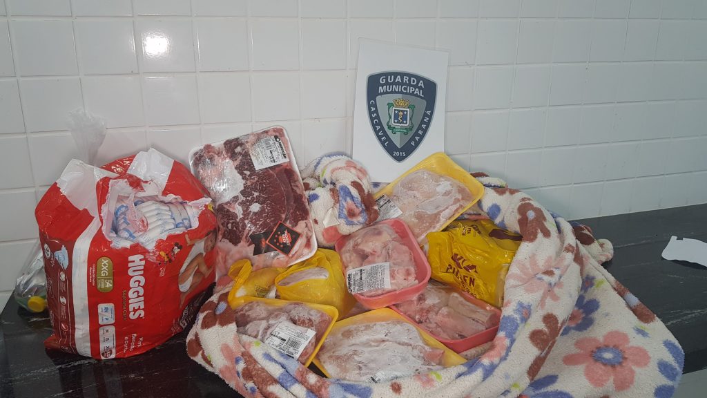 Mulher invade residência, furta bandejas de carne e acaba detida pela GM no bairro Canadá Mulher invade residência, furta bandejas de carne e acaba detida pela GM no bairro Canadá