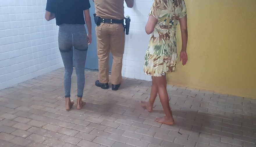 Ao verificarem pessoa desaparecida, policiais são agredidos e desacatados; duas mulheres são detidas