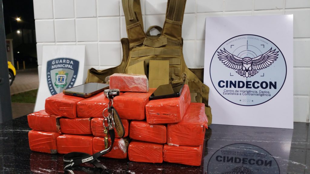 GM apreende 10 kg de maconha em veículo com família no Cascavel Velho GM apreende 10 kg de maconha em veículo com família no Cascavel Velho