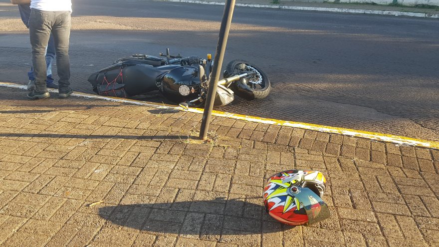 Acidente entre Gol e motocicleta é registrado na rua da Lapa