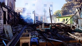 Conforme vizinho, mais de 20 andarilhos moravam em casa incendiada no Alto Alegre