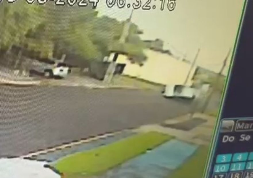 Câmera registra momento que C4 capota após colisão com Voyage no Pioneiros Catarinenses