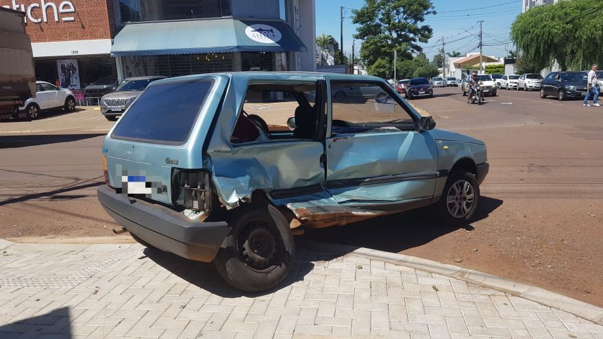 Acidente entre Uno e IX35 é registrado na Rua Vitória