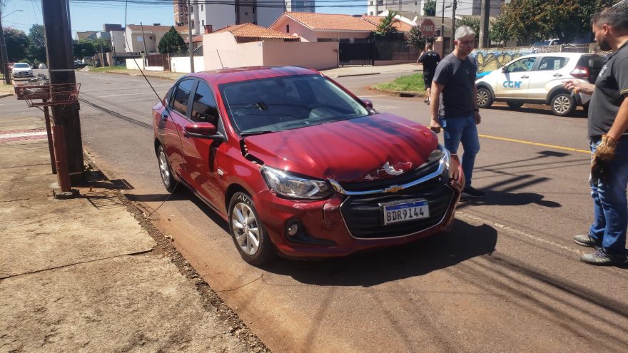 Carros se envolvem em colisão no Bairro Coqueiral, em Cascavel