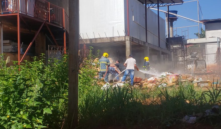 Incêndio em supermercado mobiliza Corpo de Bombeiros no Alto Alegre