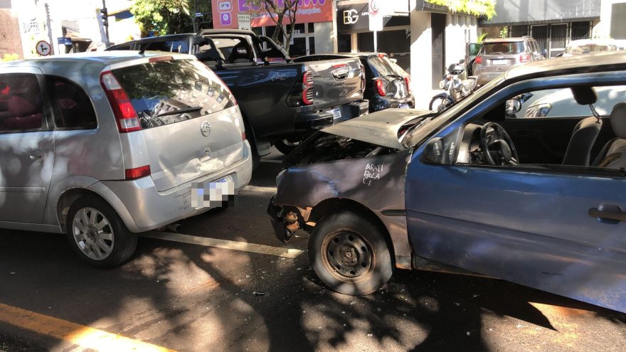 Gol e Meriva se envolvem em acidente de trânsito na Rua Minas Gerais