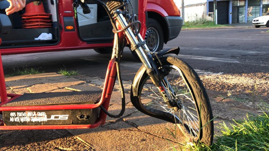 Adolescente é ferido em acidente e roda de moto-elétrica fica totalmente contorcida