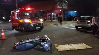 Acidente entre BIZ e Ford KA é registrado no Coqueiral; motociclista foi ferido
