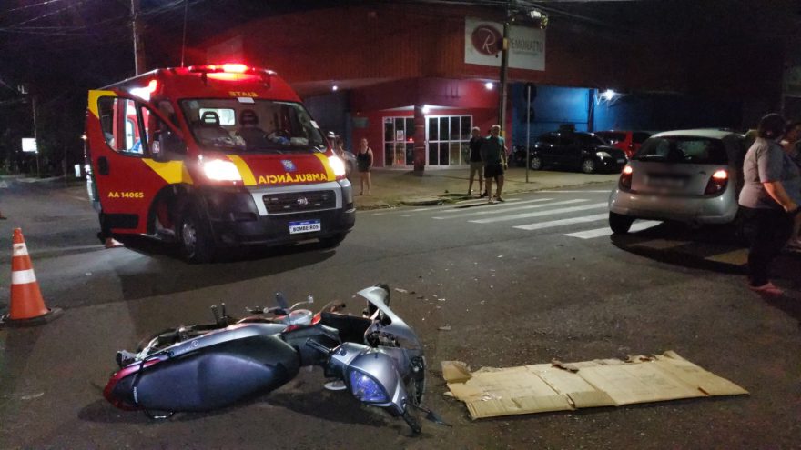 Acidente entre BIZ e Ford KA é registrado no Coqueiral; motociclista foi ferido