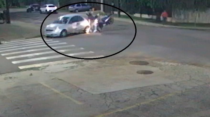 Veja o momento em que motociclista é arremessado em acidente no Coqueiral