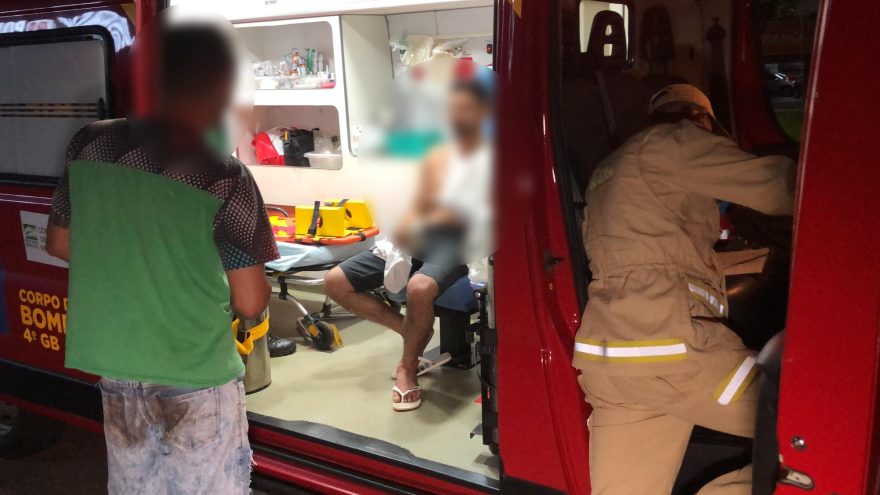 Ao fazer xixi na Avenida Brasil, homem cai e machuca o ombro