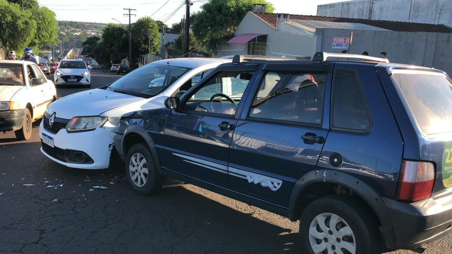 Uno e Sandero se envolvem em colisão na Rua Jacarezinho, no Bairro Brasília
