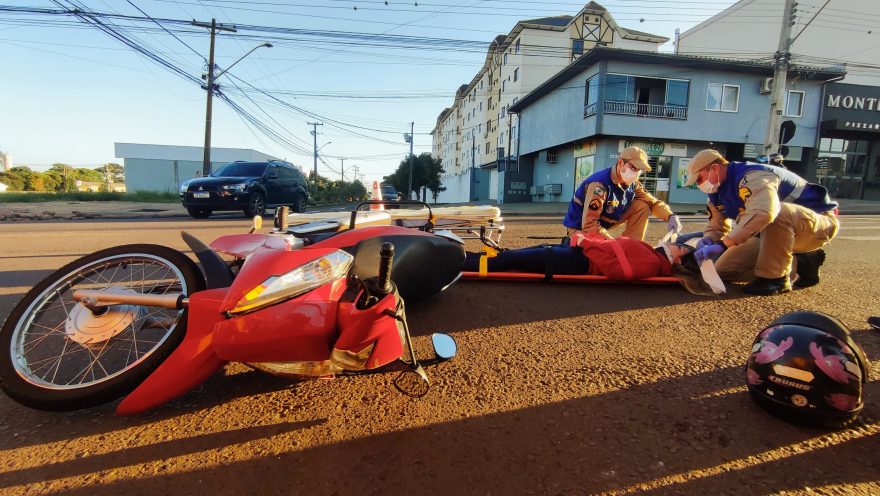 Colisão entre Ford Ka e Biz deixa mulher ferida no Bairro Coqueiral
