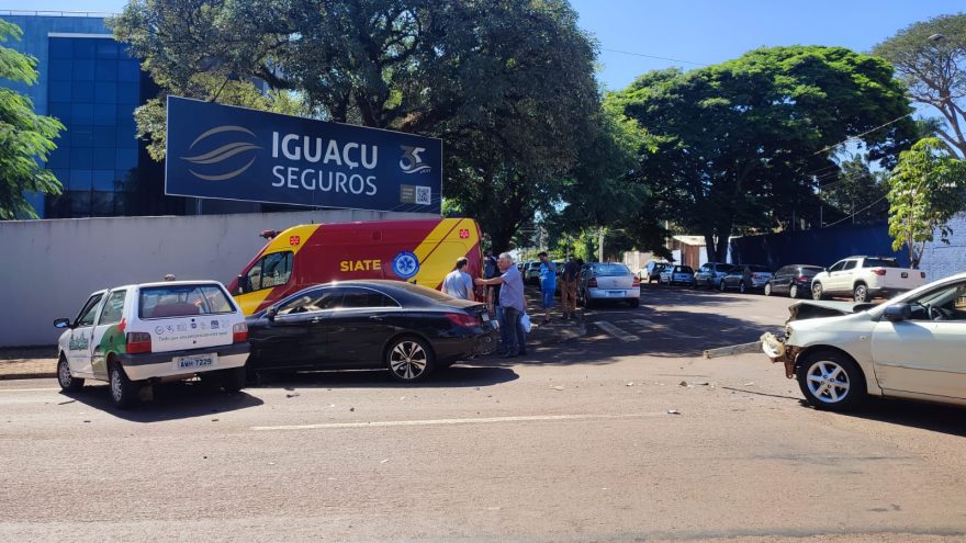 Três veículos se envolvem em colisão na Rua Maranhão, no Centro