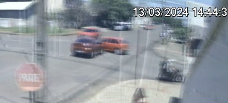 Câmera flagra colisão no Bairro Coqueiral