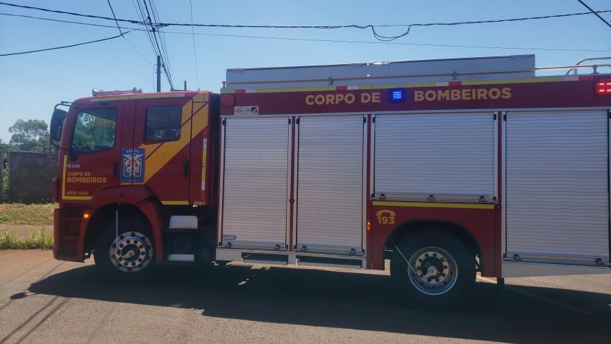 Corpo de Bombeiros combate incêndio em vegetação na Rua Bela Vista