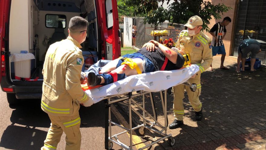 Após enroscar em fiação pendurada no meio da via, motociclista sofre queda e fica ferido no Cancelli