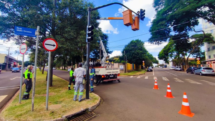 Novos semáforos com lâmpadas de LED são instalados em Cascavel