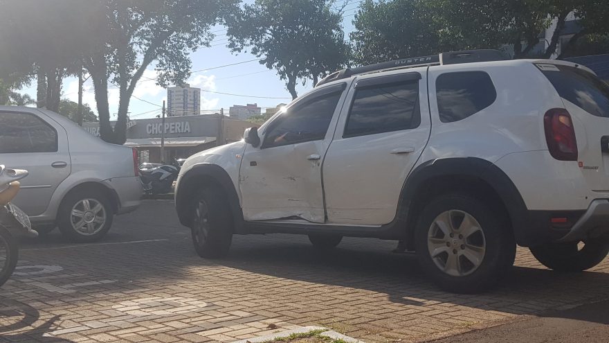 Duster e Saveiro se envolvem em acidente na Avenida Brasil