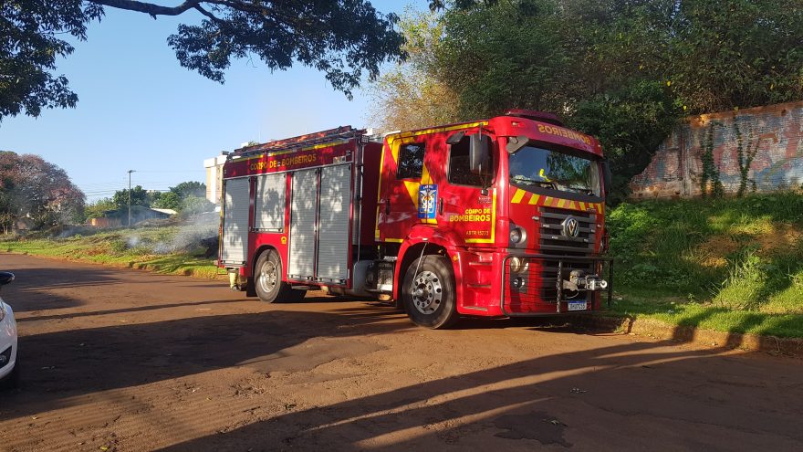 Bombeiros combatem incêndio em vegetação na Vila Tolentino