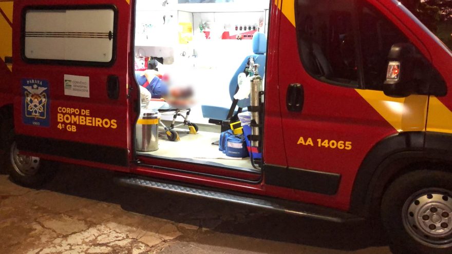 Homem fratura perna ao cair dentro de casa na Rua Londrina