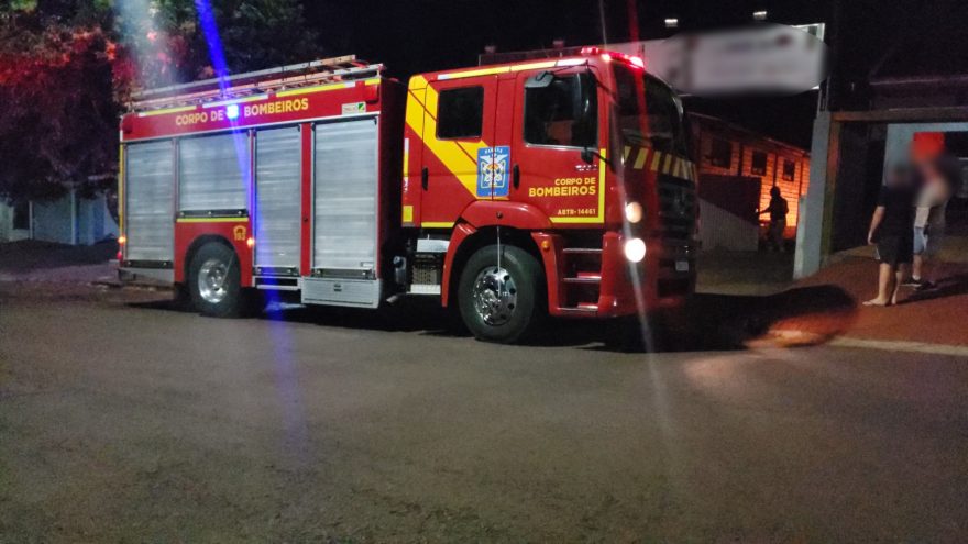 Bombeiros combatem incêndio em empresa na Região do Lago