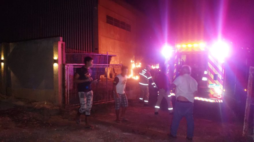 Bombeiros combatem incêndio em entulhos na BR-467 em Cascavel