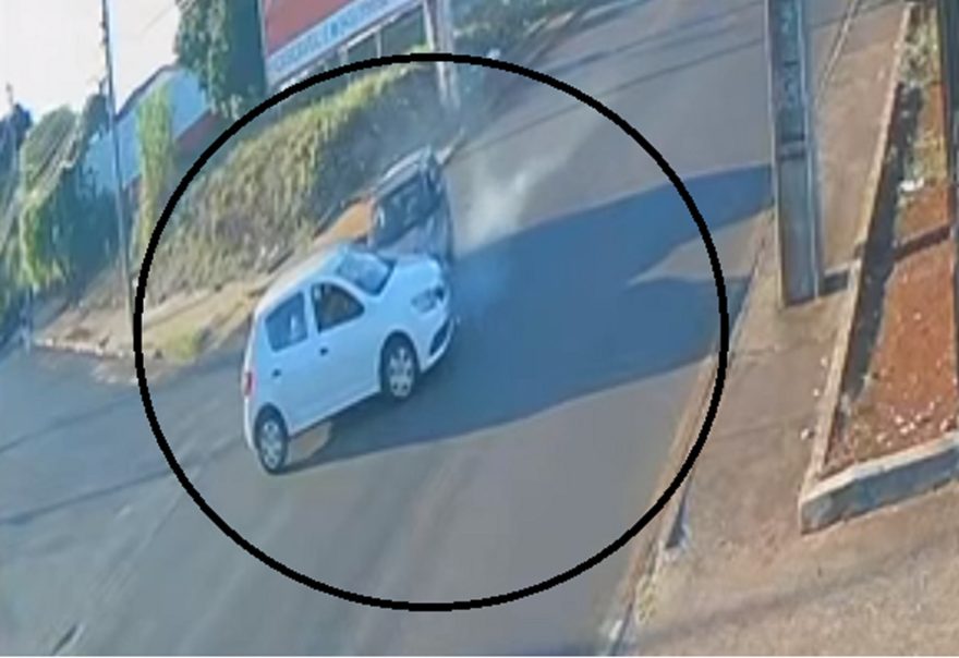 Câmera registra acidente entre Uno e Sandero no Jardim Alvorada
