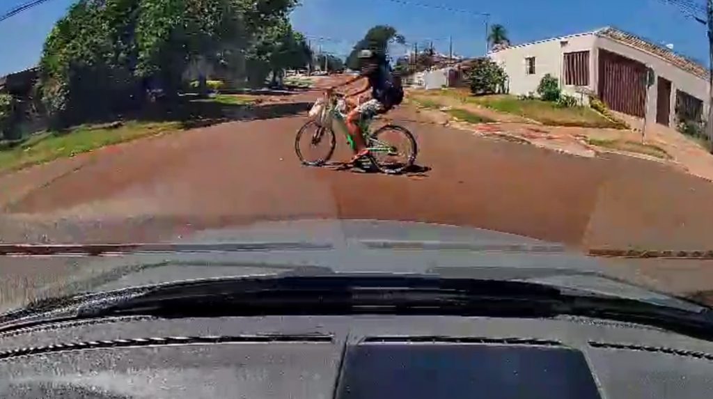 Câmera: ciclista fura preferencial e quase é atingido em cheio por carro Câmera: ciclista fura preferencial e quase é atingido em cheio por carro